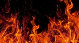 Petugas pemadam kebakaran berupaya memadamkan api yang melalap Hotel des Grandes Alpes di resor ski Courchevel, Pegunungan Alpen Prancis.