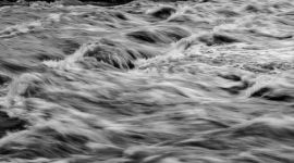 Warga Kampung Melayu, Jakarta Timur, bertahan di lantai dua rumah saat banjir mencapai 90 cm, Rabu malam (28/1/2026).