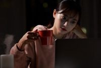 Begadang sering ditemani minuman manis, kebiasaan yang bisa memengaruhi gula darah dan kesehatan tubuh