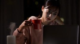 Begadang sering ditemani minuman manis, kebiasaan yang bisa memengaruhi gula darah dan kesehatan tubuh