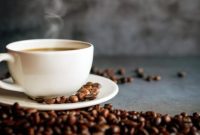 Minum air putih membantu mengurangi rasa ngantuk saat bekerja tanpa risiko kesehatan seperti kopi atau minuman manis.
