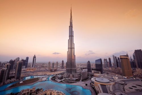 Burj Khalifa menjulang di pusat kota Dubai, Uni Emirat Arab, yang dikenal sebagai salah satu destinasi paling aman dunia untuk wisatawan.