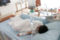 Seorang pasien anak dirawat di rumah sakit dengan infus, ilustrasi penanganan kasus influenza berat.