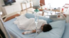 Seorang pasien anak dirawat di rumah sakit dengan infus, ilustrasi penanganan kasus influenza berat.