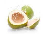 Air kelapa segar membantu menetralkan asam lambung dan menjaga hidrasi tubuh.