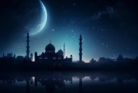 Siluet masjid tampak khusyuk di bawah cahaya bulan sabit, menggambarkan suasana malam penuh keberkahan.