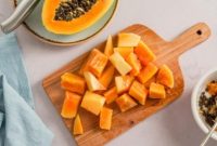 Buah pepaya matang mengandung vitamin, serat, dan antioksidan yang bermanfaat bagi kesehatan tubuh.