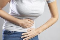 Ilustrasi seorang wanita memegang perut yang menggambarkan keluhan nyeri lambung dan gejala GERD.