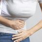 Ilustrasi seorang wanita memegang perut yang menggambarkan keluhan nyeri lambung dan gejala GERD.