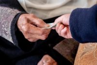 Ilustrasi umat Islam menunaikan sedekah subuh setelah salat Subuh sebagai amalan penuh keberkahan.