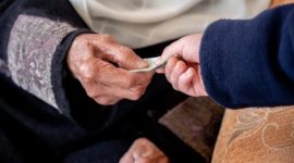 Ilustrasi umat Islam menunaikan sedekah subuh setelah salat Subuh sebagai amalan penuh keberkahan.