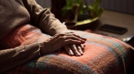 Ilustrasi lansia perempuan tetap aktif bermain tenis sebagai simbol gaya hidup sehat dan rahasia panjang umur.