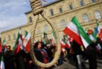 Para demonstran menggelar aksi unjuk rasa di Jerman untuk memprotes praktik hukuman mati dengan cara gantung yang dilakukan otoritas Iran terhadap warga yang dituduh melakukan spionase.