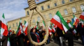 Para demonstran menggelar aksi unjuk rasa di Jerman untuk memprotes praktik hukuman mati dengan cara gantung yang dilakukan otoritas Iran terhadap warga yang dituduh melakukan spionase.