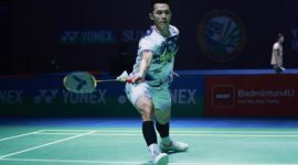 Tunggal putra Indonesia, Jonatan Christie, mengembalikan shuttlecock saat menghadapi Christo Popov pada perempat final India Open 2026.
