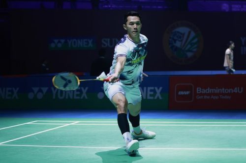 Tunggal putra Indonesia, Jonatan Christie, mengembalikan shuttlecock saat menghadapi Christo Popov pada perempat final India Open 2026.
