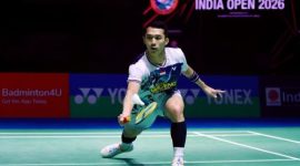 Jonatan Christie menunjukkan ekspresi fokus saat berlaga pada semifinal India Open 2026 di New Delhi.