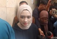 Inara Rusli usai mencabut laporan terhadap Insanul Fahmi. Foto: Ahsan/detikhot