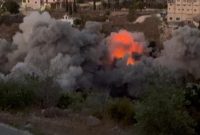 Foto: Asap mengepul setelah serangan Israel menyusul perintah evakuasi militer Israel, di Chehour, Lebanon selatan, 19 November 2025. REUTERS/Ali Hankir