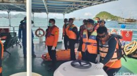 Jenazah dievakuasi KN Puntadewa, tiba di Marina Labuan Bajo pukul 10.10 WITA, Minggu (4/1/2026).