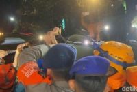 Petugas Tim SAR mengevakuasi jenazah pramugari korban kecelakaan pesawat ATR 42-500 dari lereng terjal Gunung Bulusaraung, Kabupaten Pangkep, Sulawesi Selatan, Selasa (20/1/2026).