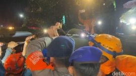 Petugas Tim SAR mengevakuasi jenazah pramugari korban kecelakaan pesawat ATR 42-500 dari lereng terjal Gunung Bulusaraung, Kabupaten Pangkep, Sulawesi Selatan, Selasa (20/1/2026).