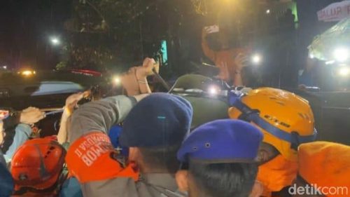 Petugas Tim SAR mengevakuasi jenazah pramugari korban kecelakaan pesawat ATR 42-500 dari lereng terjal Gunung Bulusaraung, Kabupaten Pangkep, Sulawesi Selatan, Selasa (20/1/2026).