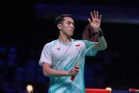 Jonatan Christie mengembalikan shuttlecock saat menghadapi Leong Jun Hao pada babak 16 besar Malaysia Open 2026 di Axiata Arena Stadium.