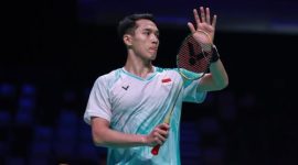 Jonatan Christie mengembalikan shuttlecock saat menghadapi Leong Jun Hao pada babak 16 besar Malaysia Open 2026 di Axiata Arena Stadium.