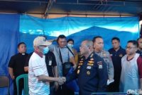 Tim DVI Biddokkes Polda Sulsel menyerahkan jenazah pramugari ATR 42-500 Esther Aprilita Sianipar kepada ayah korban di Makassar, Jumat (23/1/2026).