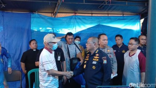 Tim DVI Biddokkes Polda Sulsel menyerahkan jenazah pramugari ATR 42-500 Esther Aprilita Sianipar kepada ayah korban di Makassar, Jumat (23/1/2026).