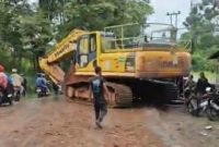 Ekskavator yang terlepas dari trailer menyebabkan kecelakaan beruntun di Jalan Raya Jonggol–Cariu, Jonggol, Bogor, Sabtu (3/1/2026).