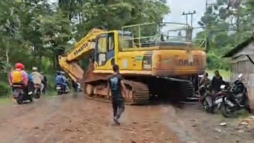 Ekskavator yang terlepas dari trailer menyebabkan kecelakaan beruntun di Jalan Raya Jonggol–Cariu, Jonggol, Bogor, Sabtu (3/1/2026).