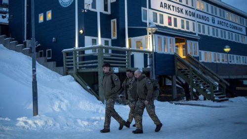 Personel pasukan Eropa melakukan penjagaan di wilayah Greenland seiring meningkatnya ketegangan diplomatik dan militer terkait ambisi Amerika Serikat atas pulau strategis tersebut.