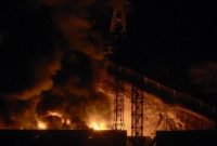 Kobaran api dan asap terlihat di salah satu wilayah Venezuela setelah serangan militer yang dilancarkan Amerika Serikat, Sabtu (3/1) dini hari waktu setempat.