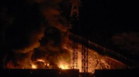 Kobaran api dan asap terlihat di salah satu wilayah Venezuela setelah serangan militer yang dilancarkan Amerika Serikat, Sabtu (3/1) dini hari waktu setempat.