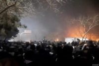 Massa turun ke jalan saat aksi protes nasional di Iran, menentang kebijakan pemerintah dan penindakan aparat keamanan.