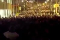 Lautan manusia memadati jalan utama saat demonstrasi besar-besaran di Iran.