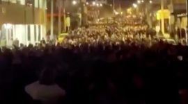 Lautan manusia memadati jalan utama saat demonstrasi besar-besaran di Iran.