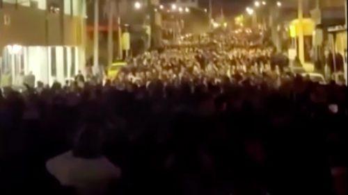 Lautan manusia memadati jalan utama saat demonstrasi besar-besaran di Iran.