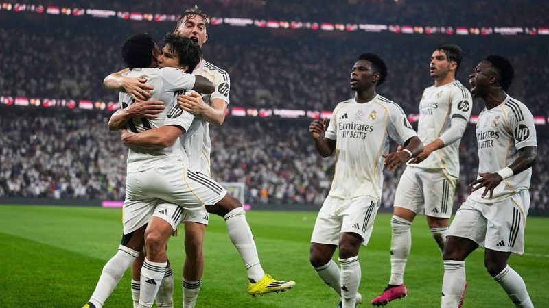 Selebrasi pemain Real Madrid usai Gonzalo Garcia mencetak gol ke gawang Barcelona di final Piala Super Spanyol, 12 Januari 2026. (c) AP Photo/Altaf Qadri