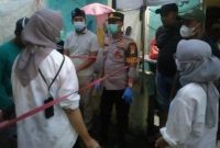 Petugas kepolisian dan tim Inafis Polres Metro Depok melakukan olah tempat kejadian perkara di kos mahasiswi Universitas Nasional yang ditemukan tewas muntah darah di Cinere, Depok, Rabu (14/1/2026).