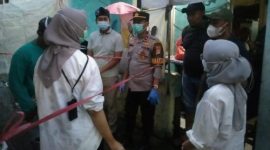 Petugas kepolisian dan tim Inafis Polres Metro Depok melakukan olah tempat kejadian perkara di kos mahasiswi Universitas Nasional yang ditemukan tewas muntah darah di Cinere, Depok, Rabu (14/1/2026).