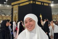 Lula Lahfah saat menjalankan ibadah umrah. Foto: Dok. Instagram @lulalahfah.
