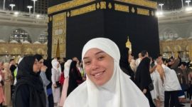 Lula Lahfah saat menjalankan ibadah umrah. Foto: Dok. Instagram @lulalahfah.