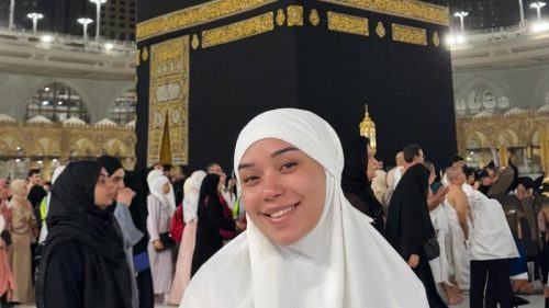 Lula Lahfah saat menjalankan ibadah umrah. Foto: Dok. Instagram @lulalahfah.