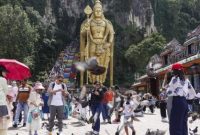 Wisatawan asing menikmati suasana kota Kuala Lumpur, Malaysia, yang mencatat lonjakan kunjungan sepanjang 2025 berkat kebijakan visa ramah wisatawan.