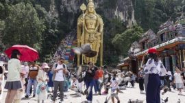 Wisatawan asing menikmati suasana kota Kuala Lumpur, Malaysia, yang mencatat lonjakan kunjungan sepanjang 2025 berkat kebijakan visa ramah wisatawan.