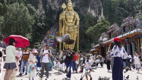 Wisatawan asing menikmati suasana kota Kuala Lumpur, Malaysia, yang mencatat lonjakan kunjungan sepanjang 2025 berkat kebijakan visa ramah wisatawan.