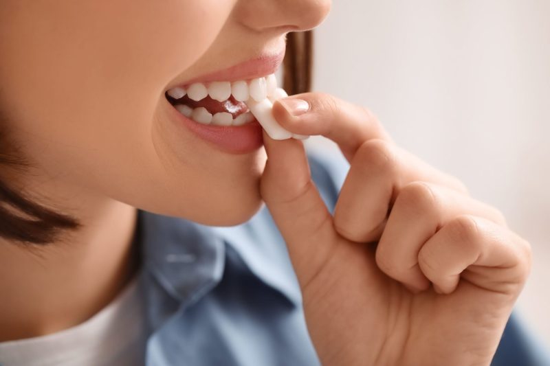 Mengunyah permen karet dapat membantu menjaga kesehatan gigi, meningkatkan fokus, dan mengurangi rasa stres jika dilakukan secukupnya.